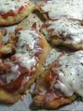 Milanesas con salsa de tomate, jamón y queso.