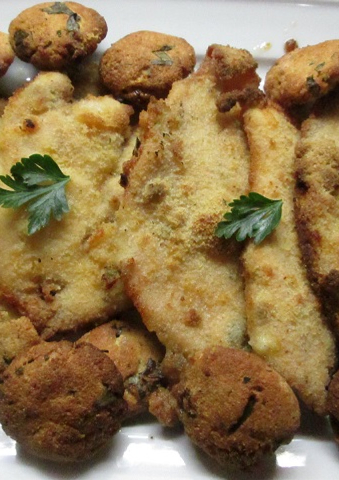 Una foto de Milanesas de pollo adobadas y bolitas de pan horneadas