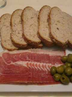 Una foto de Jamón y aceitunas con pan de semillas