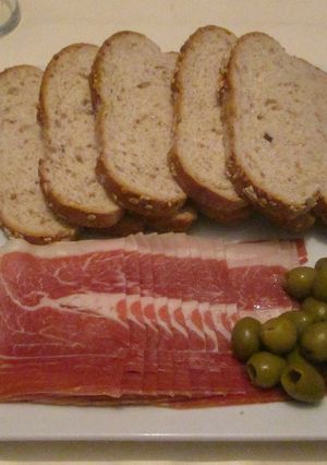 Una foto de Jamón y aceitunas con pan de semillas
