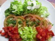 Una foto de ensalada de tomate y morrón