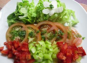 Foto principal de Ensalada de tomate, lechuga y pimientos con salsa verde
