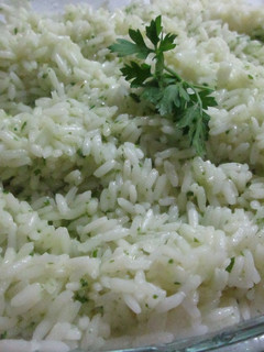 Una foto de Arroz con salsa verde