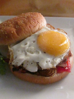 Foto principal de Hamburguesa de cerdo con verduras y huevo