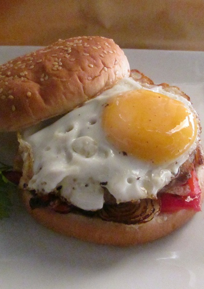 Una foto de Hamburguesa de cerdo con verduras y huevo