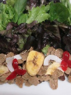 Una foto de Ensalada de brotes con fruta y fibra