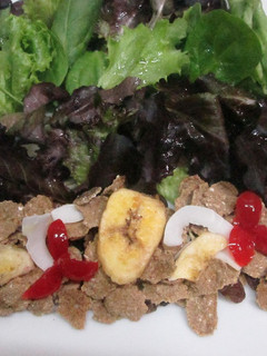 Una foto de Ensalada de brotes con fruta y fibra