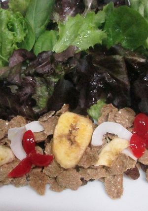Una foto de Ensalada de brotes con fruta y fibra