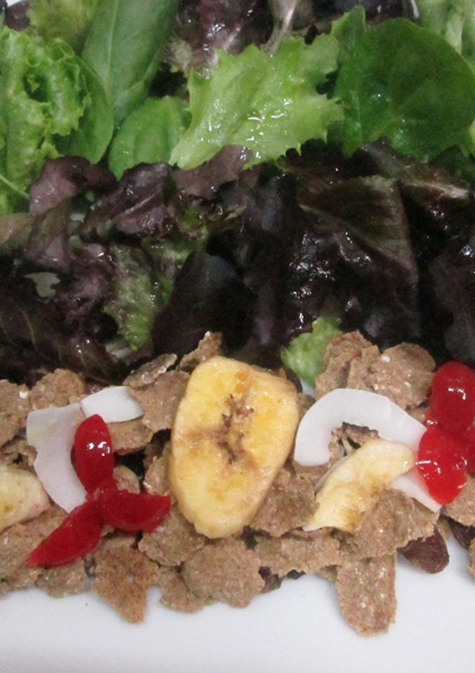 Una foto de Ensalada de brotes con fruta y fibra