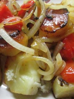 Una foto de Patatas doradas con cebolla caramelizada y pimientos asados