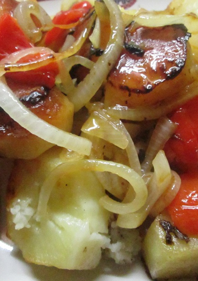 Una foto de Patatas doradas con cebolla caramelizada y pimientos asados