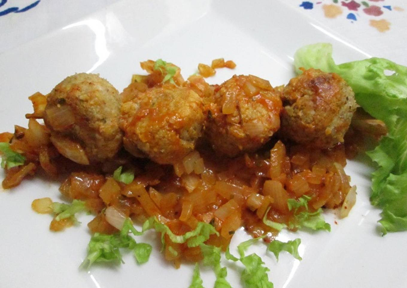 Albóndigas de pollo en salsa de tomate y zanahoria en brochetas (para dieta)