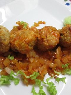 Una foto de Albóndigas de pollo en salsa de tomate y zanahoria en brochetas (para dieta)