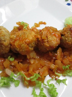 Una foto de Albóndigas de pollo en salsa de tomate y zanahoria en brochetas (para dieta)