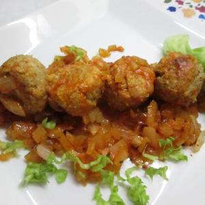 Albóndigas de pollo en salsa de tomate y zanahoria en brochetas (para dieta)
