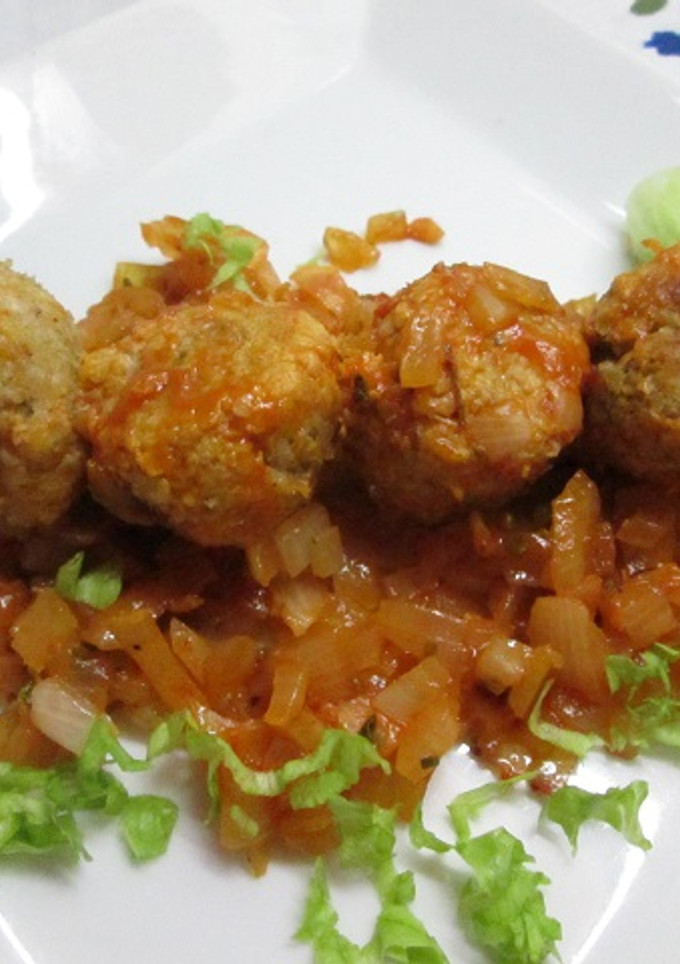 Una foto de Albóndigas de pollo en salsa de tomate y zanahoria en brochetas (para dieta)