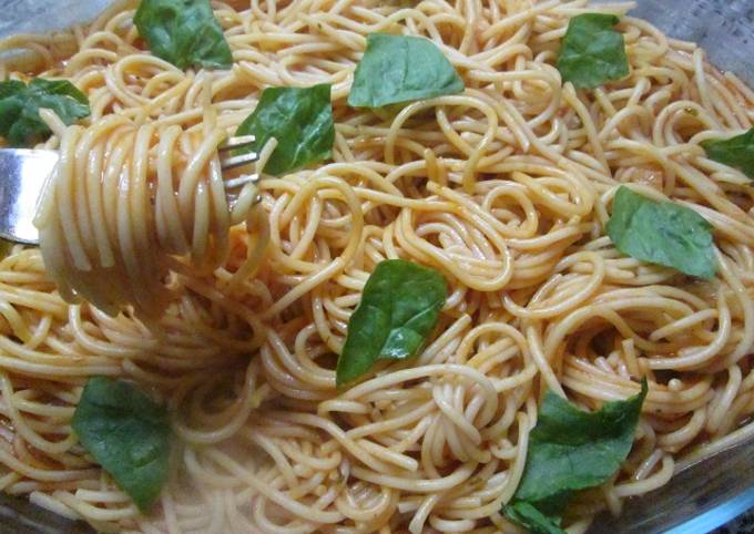 Espaguetis jugosos cocidos en salsa de tomate Receta de Gabriela Diez-  Cookpad