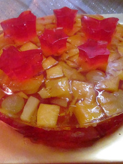 Una foto de Tarta de gelatina con macedonia de frutas