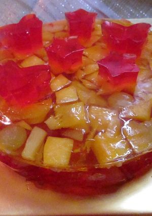 Una foto de Tarta de gelatina con macedonia de frutas