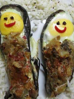 Una foto de Berenjena rellena de huevo (monjitas simpáticas)