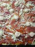 Pizza con jamón crudo, palmitos y salsa golf