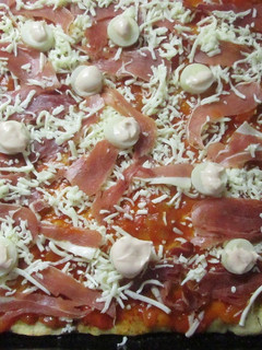 Una foto de Pizza con jamón crudo, palmitos y salsa golf
