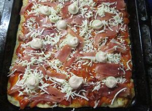 Foto principal de Pizza con jamón crudo, palmitos y salsa golf