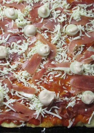 Una foto de Pizza con jamón crudo, palmitos y salsa golf