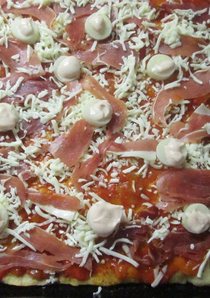 Una foto de Pizza con jamón crudo, palmitos y salsa golf