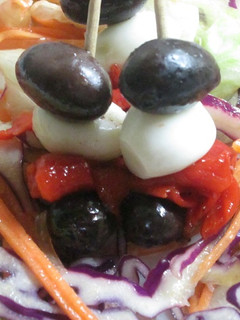Una foto de Ensalada con pinchos rápidos