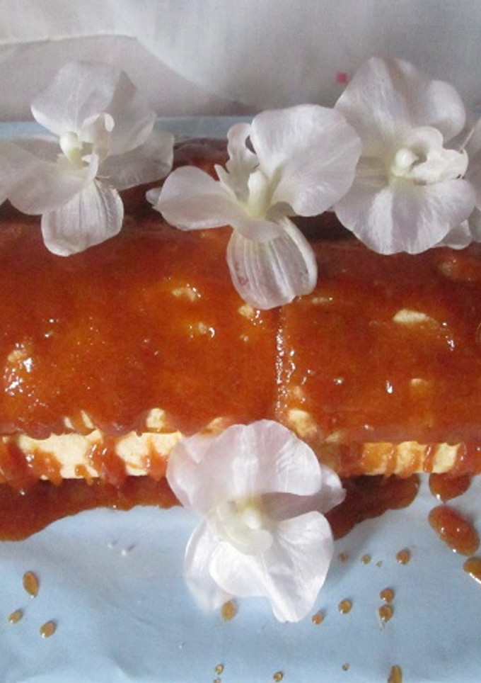 Una foto de Tarta tronco de árbol con baño de caramelo