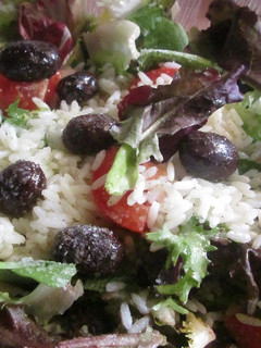 Una foto de Ensalada de lechugas variadas y arroz seco