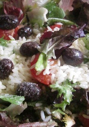 Una foto de Ensalada de lechugas variadas y arroz seco