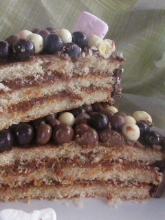 Una foto de Tarta tres capas con dulce de leche, nocilla y chocolate