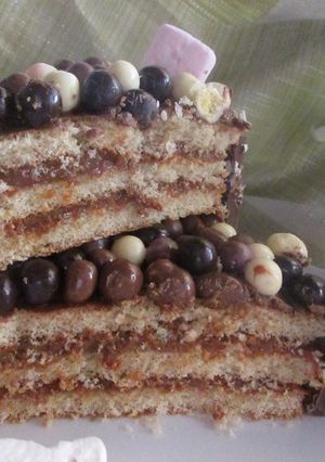 Una foto de Tarta tres capas con dulce de leche, nocilla y chocolate