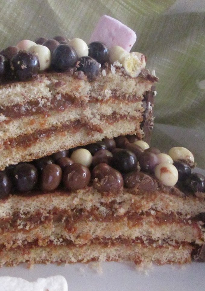 Una foto de Tarta tres capas con dulce de leche, nocilla y chocolate