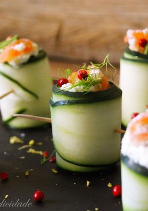 Foto de Rolinhos de Pepino com Salmão Fumado e Funcho