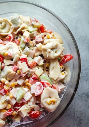Zdjęcie przepisu Sałatka z tortelloni z ricottą i szpinakiem.