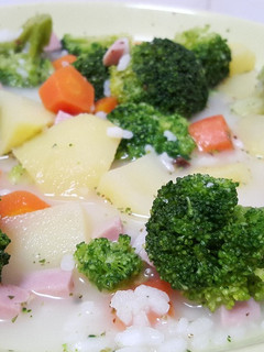 Una foto de Sopa de arroz con brócoli, patata y zanahoria