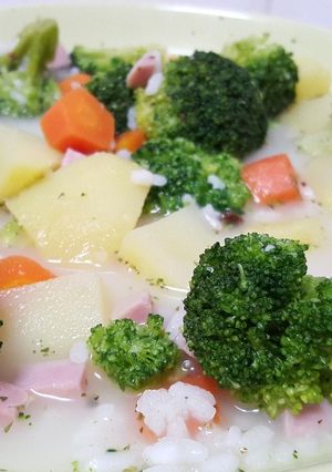Foto principal de Sopa de arroz con brócoli, patata y zanahoria
