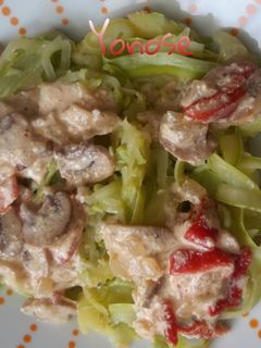 Una foto de Spaguettis de calabacín con champiñones