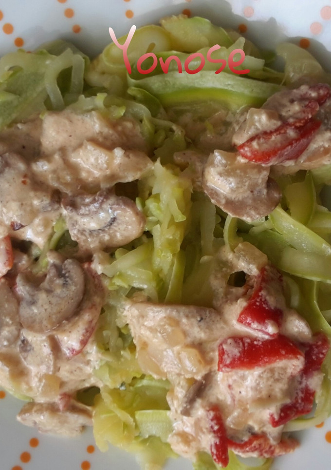 Una foto de Spaguettis de calabacín con champiñones