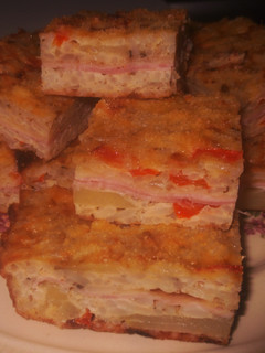 Una foto de Torta de arroz rellena de jamón y queso