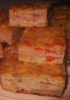 Una foto de Torta de arroz rellena de jamón y queso