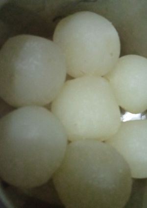 सफेद रसगुल्ला (safed rasgulla recipe in Hindi) रेसिपी मुख्य फोटो