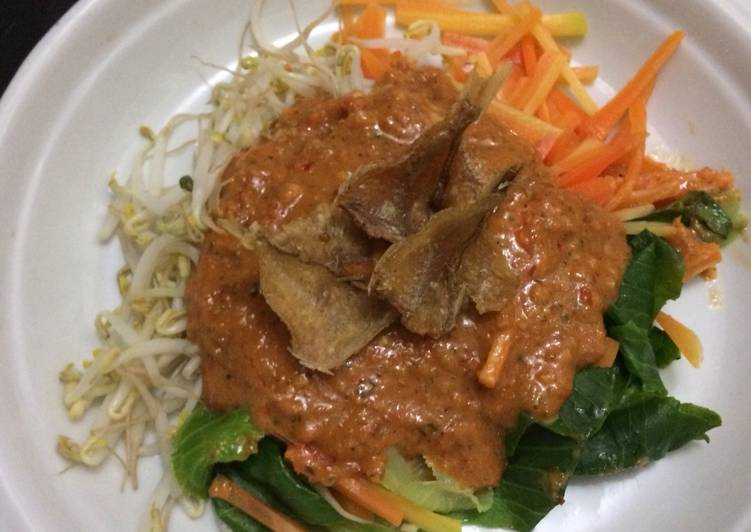 Resep Sayuran Rebus Bumbu Kacang yang Enak Banget