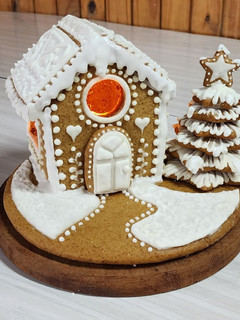 Una foto de ⛄🎄Casita de galletas de jengibre 🏘️ Receta + decoración y armado paso a paso