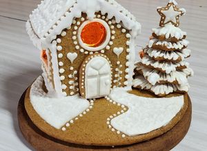 Una foto de ⛄🎄Casita de galletas de jengibre 🏘️ Receta + decoración y armado paso a paso