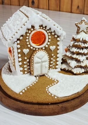 Una foto de ⛄🎄Casita de galletas de jengibre 🏘️ Receta + decoración y armado paso a paso
