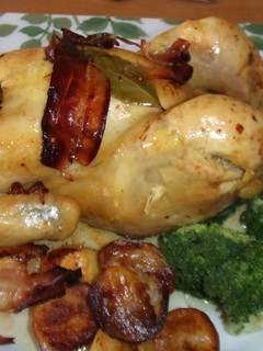 Una foto de Pollo al horno con zumo de lima y bacon ahumado